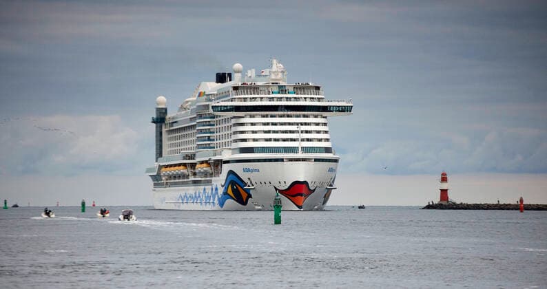 News Bilder des Tages Das 300m lange Kreuzfahrtschiff AIDAprima passiert am Freitag, 4.10.2019, den Molenkopf der Hafeneinfahrt von Warnemünde. Der Kreuzliner mit 4.350 Passieren an Bord läuft wegen starken Windes außerplanmäßig den Rostocker Hafen an. Es ist der erste Anlauf eines Schiffes der neuesten Generation aus der Flotte von AIDA Cruises. Rostock *** The 300m long cruise liner AIDAprima will pass the pier head of the port entrance of Warnemünde on Friday, 4 10 2019 The cruise liner with 4 350 passengers on board will make an unscheduled call to the port of Rostock due to strong wind It is the first call of a ship of the latest generation from the fleet of AIDA Cruises Rostock Copyright: ThomasxHäntzschelx xnordlicht