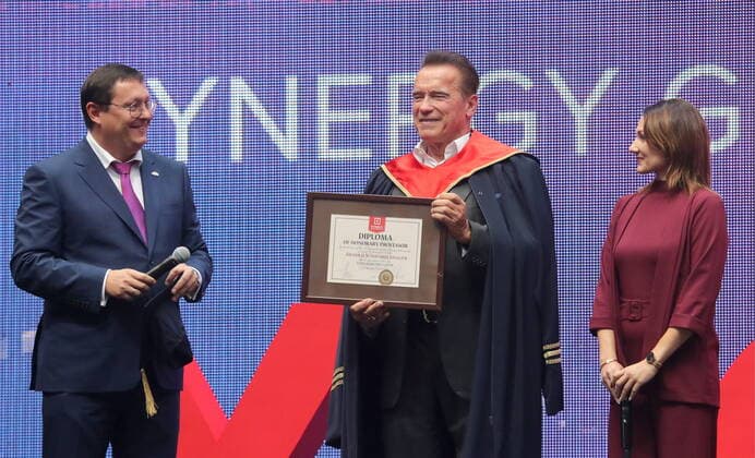 Bilder des Jahres 2019, Entertainment 10 Oktober Entertainment Themen der Woche KW40 Entertainment Bilder des Tages ST PETERSBURG, RUSSIA - OCTOBER 4, 2019: Austrian-American actor, filmmaker and businessman Arnold Schwarzenegger (C) receives a diploma of honorary professor of Synergy University during the 2019 Synergy Global Forum at Gazprom Arena Stadium. Alexander Demianchuk TASS  TS0BD9D2