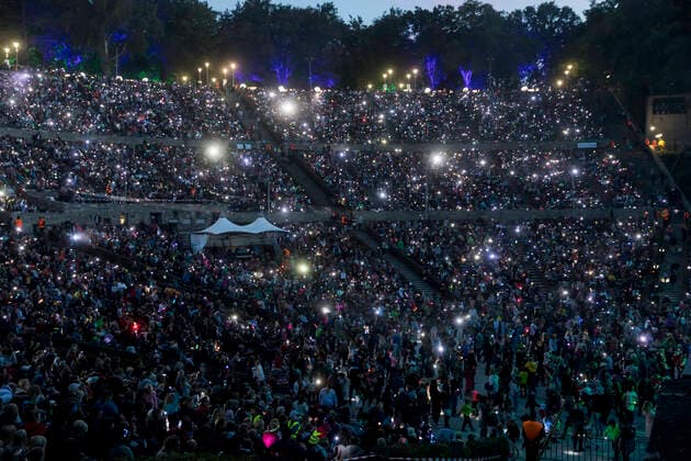 19 Taschenlampenkonzert, Zuschauer mit Taschenlampen in der Berliner Waldbuehne am 14.09.19, Lichtermeer, Taschenlampen, Beleuchtung, Kinder, Kinderkonzert, Kinderunterhaltung, Uebersicht, Besucher, Athmosphaere, Musik Berlin Deutschland, Germany Copyright: xPOP-EYEx xBenxKriemannx POP-EYE_10119056