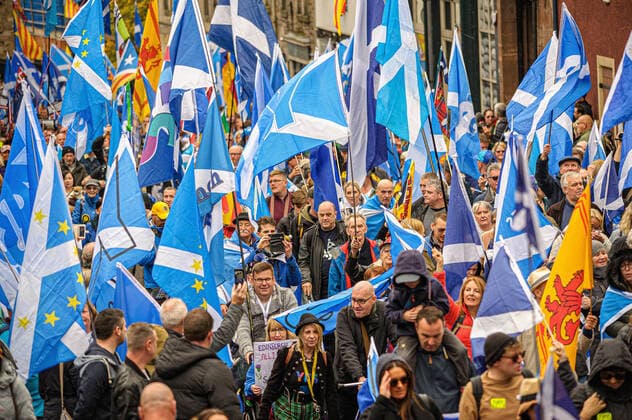 Bilder des Jahres 2019, News 10 Oktober News Themen der Woche KW40 News Bilder des Tages October 5, 2019, Edinburgh, Lothian, United Kingdom: Protesters hold flags during march through the City..Thousands of Scottish independence supporters marched through Edinburgh as part of the final ˜all under one banner™ protest of the year, as the coalition aims to run such event until Scotland is ˜freeâ Edinburgh United Kingdom - ZUMAs197 20191005_zaa_s197_305 Copyright: xStewartxKirbyx