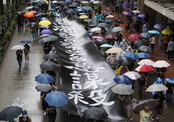 Bilder des Jahres 2019, News 10 Oktober News Themen der Woche KW40 Proteste in Hongkong Hong Kong protests People stage anti-government protests in Hong Kong on Oct. 6, 2019, with a banner condemning police for the shootings of teenagers earlier in the week. 