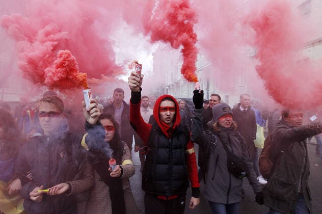 Bilder des Jahres 2019, News 10 Oktober News Themen der Woche KW40 News Bilder des Tages October 6, 2019, Kiev, Ukraine: Activists burn flares during a rally against approval of the Steinmeier Formula , on the Independence Square in Kiev, Ukraine, on 6 October 2019. Members of the Trilateral Contact Group (TGC) on Ukraine approved to a peace process known as so-called Steinmeier Formula, with local elections in the East of country and the order of entry into force of the law on the special status, reportedly by media. Kiev Ukraine - ZUMAg194 20191006_zap_g194_008 Copyright: xSergxGlovnyx