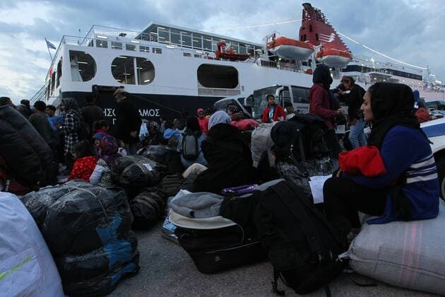 Bilder des Jahres 2019, News 10 Oktober News Themen der Woche KW41 October 7, 2019, Piraeus, Greece: Refugees and migrants wait with their belongings after disembarking from a ferry at the port of Piraeus, near Athens . Migrants and refugees arrive at the port of Piraeus from the island of Lesbos as authorities have accelerated efforts to move thousands of migrants deemed to be vulnerable from the overcrowded Moria camp to camps on the mainland. Piraeus Greece - ZUMAv62_ 20191007_zaf_v62_033 Copyright: xAristidisxVafeiadakisx