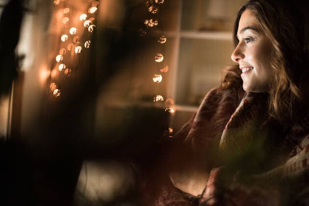 Young woman having a warm christmas time,model released, Symbolfoto ING_37293_04602