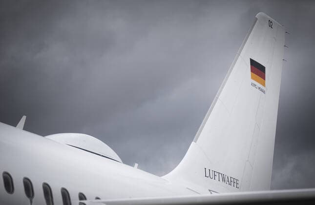 Ein Flugzeug der Flugbereitschaft der Bundeswehr am Flughafen Berlin Tegel in Berlin. 30.09.2019. Berlin Deutschland *** An aircraft of the Bundeswehr Air Mission Wing at Berlin Tegel Airport in Berlin 30 09 2019 Berlin Germany Copyright: xFelixxZahn photothek.netx