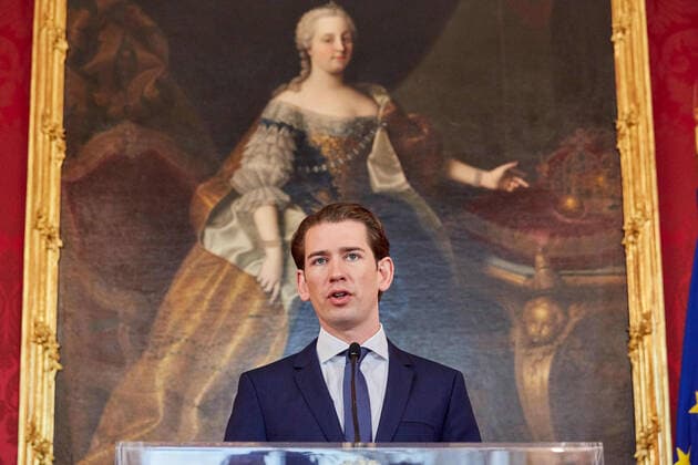 Bilder des Jahres 2019, News 10 Oktober News Themen der Woche KW41 News Bilder des Tages - Wien 07.10.2019 - Bundespräsident Alexander Van der Bellen beauftragte heute Alt-Bundeskanzler Sebastian Kurz (ÖVP) mit der Regierungsbildung nach der Nationalratswahl vom 29.09.2019. Austrian Federal President Alexander Van der Bellen today appointed former Chancellor Sebastian Kurz (ÖVP) with the formation of a new government after the Nationalrat election on 29.09.2019.PHOTO: Alt-Kanzler Sebastian Kurz in der Präsidentschaftskanzlei. Im Hintergrund ein Gemälde das Kaiserin Maria Theresia zeigt. Former Federal Chancellor Sebastian Kurz (ÖVP) in the Federal Presidential Chancellery. In the background a painting depicting Empress Maria Theresia. Treffen Van der Bellen , Kurz *** Vienna 07 10 2019 Federal President Alexander Van der Bellen today appointed former Federal Chancellor Sebastian Kurz ÖVP with the formation of a new gov 