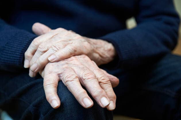 IMAGO Creative: Gesundheit, Demenz Close Up Of Senior Man Suffering With Parkinsons Diesease,model released, Symbolfoto ING_39524_05178