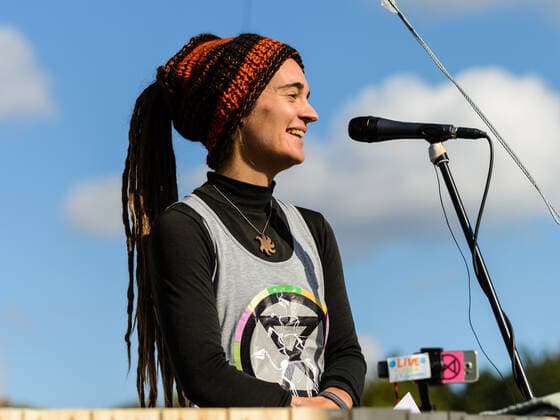 Extinction Rebellion Blockaden und Aktionen in Berlin Extinction Rebellion (XR) macht mit friedlichem, zivilem Ungehorsam auf den drohenden Klimakollaps und das massive Artensterben aufmerksam. Mehrere tausend Aktivisten sind dafür am 07.10.2019 in Berlin zusammengekommen, um u.a. wichtige Verkehrsknotenpunkte zu blockieren und die Politik zum Umdenken zu bewegen. Hier im Bild die Sea-Watch 3 Kapitänin und Extinction Rebellion Aktivistin Carola Rackete bei ihrer Rede zur Einweihung der Arche Rebella am Großen Stern., Berlin Berlin Deutschland Mitte *** Extinction Rebellion Blockades und Aktionen in Berlin Extinction Rebellion XR calls attention to the threat of climate collapse and the massive extinction of species with peaceful, civil disobedience. Several thousand activists gathered in Berlin on 07 10 2019, to block important traffic
