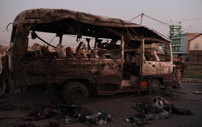 Bilder des Jahres 2019, News 10 Oktober News Themen der Woche KW41 (191007) -- JALALABAD, Oct. 7, 2019 () -- Photo taken on Oct. 7, 2019 shows a damaged bus at the site of a blast in Jalalabad, capital of Nangarhar province, Afghanistan. Ten civilians were killed and 27 others wounded as a blast targeted a mini-bus of security forces in eastern Afghanistan s Nangarhar s provincial capital Jalalabad on Monday, provincial government spokesman Attaullah Khogiani said. (Str ) AFGHANISTAN-NANGARHAR-BLAST Xinhua 