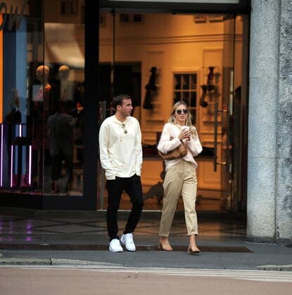 Bilder des Jahres 2019, Entertainment 10 Oktober Entertainment Themen der Woche KW41 Entertainment Bilder des Tages Milan, Mario Gotze and wife Ann Kathrin Brommel Mario Gotze, German footballer of BORUSSIA DORTMUND and of the national team of GERMANY, caught a glimpse of the streets of the center with his wife ANN KATHRIN BROMMEL. Here they go for a long walk along the streets of the quadrilateral, then a stop at the APPLE store in Piazza Liberty, to try new smartphones, and a walk in Piazza Duomo before returning to the hotel.  Copyright: xMimmoxCarrierox xIPAx xMimmoxCarrierox