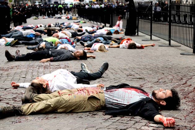 News Bilder des Tages October 7, 2019, New York City, New York, US: Climate action group Extinction Rebellion launched a series of climate change protests around the globe on 7 October 2019, that featured large numbers of New York climate activists descending on lower Manhattan in actions that saw the iconic Charging Bull statute showered In Fake Blood and a die-in at the New York Stock Exchange on Wall Street, resulted in many arrests. New York City US - ZUMAl135 20191007_zap_l135_019 Copyright: xG.xRonaldxLopezx