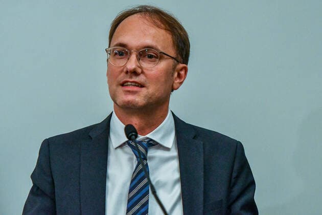 Prof. Dr. Gerd Dietrich: Kulturgeschichte der DDR Moderation: Benjamin-Immanuel Hoff (Chef der Thüringer Staatskanzlei und Thüringer Kulturminister) Einführung: Tobias Knoblich (Kulturdezernent der Stadt Erfurt) 23. Erfurter Herbstlese 2019 des Erfurter Herbstlese e.V. Copyright: xVIADATAx xHolgerxJohnx, Erfurt Thüringen Deutschland