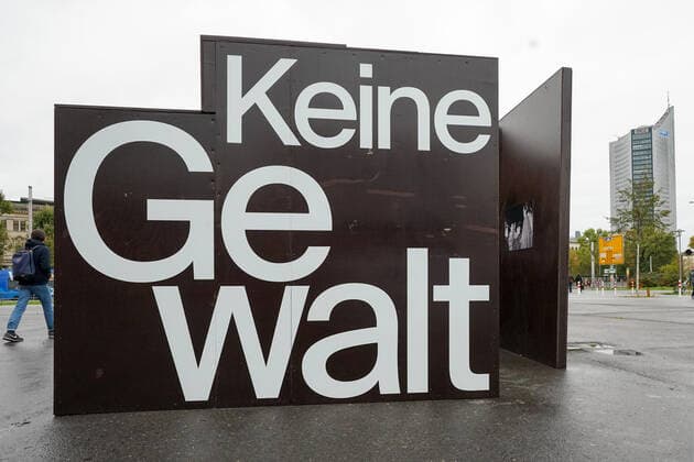 Leipzig - Friedliche Revolution 1989 - Keine Gewalt Der bekannte Ausspruch Keine Gewalt steht auf einer Wand auf dem Leipziger Wilhelm-Leuschner-Platz. Mit dem Ruf Keine Gewalt und Wir sind das Volk forderten 1989 die rund 70.000 Demonstranten auf dem Leipziger Innenstadtring die gewaltbereite Staatsmacht der DDR zur Gewaltlosigkeit auf. Leipzig Sachsen Deutschland