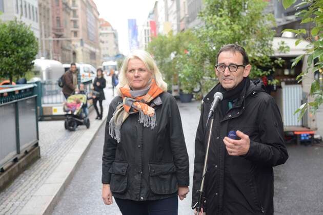 05 . 10 . 2019 , Berlin Mitte : Friedrichstrasse autofrei . Foto : Stephan von Dassel ( Bezirksbuergermeister Mitte ) , Regine Guenther ( Verkehrssenatorin ) . Friedrichstraße zwischen Mohrenstrasse und Französische Straße an einem Wochenende für Autoverkehr gesperrt . Motto : Flanieren statt Auto fahren . Foto : Stephan von Dassel ( Bezirksbürgermeister Berin Mitte , Bündnis 90 Die Grünen ) und Regine Günther ( Senatorin für Umwelt , Verkehr und Klimaschutz ) . *** 05 10 2019 , Berlin Mitte Friedrichstrasse car-free Photo Stephan von Dassel District Mayor Mitte , Regine Guenther Traffic Senator Friedrichstrasse between Mohrenstrasse and Französische Strasse closed to traffic on a weekend Motto Stroll instead of driving Photo Stephan von Dassel District Mayor Berin Mitte , Bündnis 90 Die Grünen und Regine Günther Senatorin für Umwel