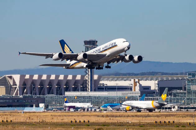 DEU, Deutschland, Hessen, Frankfurt am Main, 21.09.2019: Flughafen Frankfurt Main, FRA, Fraport, Vorfeld mit Terminal und Flugzeug beim Start. Registrierung: 9V-SKG, Singapore Airlines, Airbus A380-841.