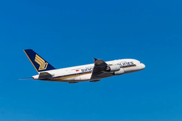 DEU, Deutschland, Hessen, Frankfurt am Main, 21.09.2019: Flughafen Frankfurt Main, FRA, Fraport, Vorfeld mit Terminal und Flugzeug beim Start. Registrierung: 9V-SKG, Singapore Airlines, Airbus A380-841.