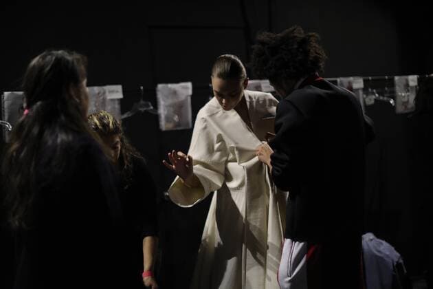 Models prepare on backstage before going out to the runway during the second day of the Mexico Mercedes-Benz Fashion Week, in Mexico City, Mexico, 08 October 2019. Mexico Mercedes-Benz Fashion Week !ACHTUNG: NUR REDAKTIONELLE NUTZUNG!  Copyright: xSáshenkaxGutiérrezx AME7137 20191009-637061879455597091