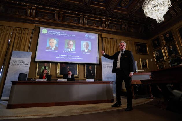 Bilder des Jahres 2019, News 10 Oktober News Themen der Woche KW41 News Bilder des Tages (191009) -- STOCKHOLM, Oct. 9, 2019 -- Olof Ramstrom (R), a member of the Nobel Committee for Chemistry, speaks at the announcement of the 2019 Nobel Prize in Chemistry laureate in Stockholm, Sweden, Oct. 9, 2019. The 2019 Nobel Prize in Chemistry is awarded to three scientists, the Royal Swedish Academy of Sciences announced on Wednesday. The 2019 Nobel Prize in Chemistry has been awarded to John B. Goodenough, M. Stanley Whittingham and Akira Yoshino for the development of lithium-ion batteries. ) SWEDEN-STOCKHOLM-NOBEL-CHEMISTRY ZhengxHuansong 