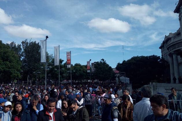 October 9, 2019: EUM20191009ESP02.JPG.CIUDAD DE MEXICO TributeHomenaje-Jose Jose.- Cientos de personas se dan cita alrededor del Palacio de Bellas Artes donde este miercoles 9 de octubre de 2019 recibe un homenaje postumo el cantante mexicano Jose Jose. Foto: Agencia EL UNIVERSALEVZ Copyright: xElxUniversalx