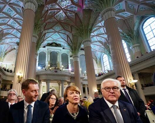 Bilder des Jahres 2019, News 10 Oktober News Themen der Woche KW41 Sachsen Ministerpraesident Michael Kretschmer (CDU, l.) sitzt mit Bundespraesident Frank-Walter Steinmeier und dessen Frau Elke Buetenbender in der gefuellten Leipziger Nikolaikirche zum Friedensgebet am Mittwoch (09.10.19) anlaesslich der Feierlichkeiten zum 30. Jahrestag der friedlichen Revolution in Leipzig. Im Anschluss an das Friedensgebet in der Nikolaikirche soll auf dem Augustusplatz bei einem Lichterfest mit Kerzen eine 89 gebildet werden. Ausgehend von mehreren evangelischen Kirchen, hatten in Leipzig am 9. Oktober 1989 rund 70.000 Menschen friedlich gegen die SED-Diktatur demonstriert. Das Ereignis gilt heute als entscheidende Wegmarke der friedlichen Revolution. Einen Monat später fiel die Berliner Mauer. (Siehe epd-Meldung vom 09.10.19) Leipzig erinnert mit Friedensgebet an 9. Oktober 1989 *** Saxony State Premier Michael K Copyright: epd-bild PeterxEndig EDITORIAL USE ONLY