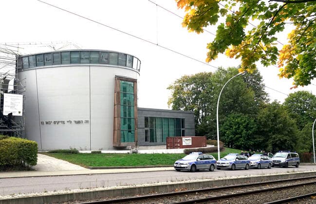 Bilder des Jahres 2019, News 10 Oktober News Themen der Woche KW41 Schiesserei in Halle 09.10.2019, Chemnitz, Amok, Terror Am Mittwochmittag gab es in Halle, an der Saale, eine Schiesserei. Dabei sollen zwei Personen getötet worden sein. Die Schiesserei soll vor einer Synagoge im Paulusviertel stattgefunden haben. Auch in einem Dönerladen soll eine Person erschossen worden sein. Auf Grund der Ereignisse in Halle und aus Angst vor weiteren Anschlägen wird auch die Synagoge in Chemnitz von schwer bewaffneten Polizisten bewacht. *** Shooting in Halle 09 10 2019, Chemnitz, Amok, Terror On Wednesday afternoon there was a shooting in Halle, an der Saale, two people are said to have been killed The shooting is said to have taken place in front of a synagogue in Paulusviertel One person is also said to have been shot in a kebab shop Due to the events in Halle and fear of further attacks, the synagogue in