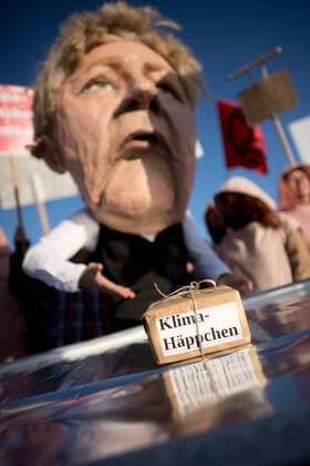 Climate Protest, Extinction Rebellion Berlin DEU, Deutschland, Germany, Berlin, 09.10.2019 Demonstranten mit Symbol Klimahaepchen zum Klimapaket und Maske von der Bundeskanzlerin Angela Merkel, auf der Demonstration von Schuelerinnen und Schueler der weltweiten Bewegung FridaysForFuture, Campact und der Grasswurzelbewegung Extinction Rebellion, XR, gegen den Beschluss vom Bundeskabinett zum Klimapaket vor dem Bundeskanzleramt waehrend der Kabinettssitzung in Berlin. Protest unter dem Einfluss der weltweiten Bewegung FridaysForFuture fuer den Klimaschutz. Student Environmental activists with masks of German Chancellor Angela Merkel during the worldwide movement FridaysForFuture, Fridays for Future, or Global Strike for Future climate protest, Campact and the global environment movement Extinction Rebellion against the climate pact of the