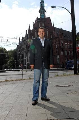 Bundestagwahlkreise Favoriten die Aussichtsreichsten Direktkandidaten Bundestagwahlkreise Favoriten die Aussichtsreichsten Direktkandidaten Andreas Geisel SPD Lichtenberg vor dem Rathaus *** Bundestag constituencies favourites the most promising direct candidates Bundestag constituencies favourites the most promising direct candidates Andreas Geisel SPD Lichtenberg in front of town hall