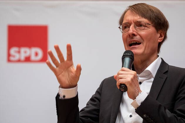 06.10.2019, DU Duisburg , GES POL , Politik , SPD-Regionalkonferenz in der Mercatorhalle in Duisburg. , Teams für den Parteivorsitz stellen sich vor. Karl Lauterbach *** 06 10 2019, DU Duisburg , GES POL , Politics , SPD Regional Conference in the Mercatorhalle in Duisburg , Teams for the party presidency present themselves to Karl Lauterbach