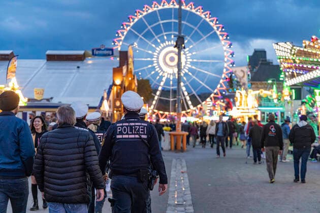 DEU; Deutschland, Baden-Württemberg, Stuttgart, 09.10.2019: Volksfestzeit in Stuttgart. Das 174. Cannstatter Volksfest auf dem Wasen zählt zu den bedeutendsten Tradtionsfesten in Deutschland. Neben den großen Festzelten prägen Schaustellerbetriebe das Bild auf dem Wasen. Rund 320 Schausteller, Festwirte und Marktkaufleute erwarten auch in diesem Jahr rund vier Millionen Besucher.