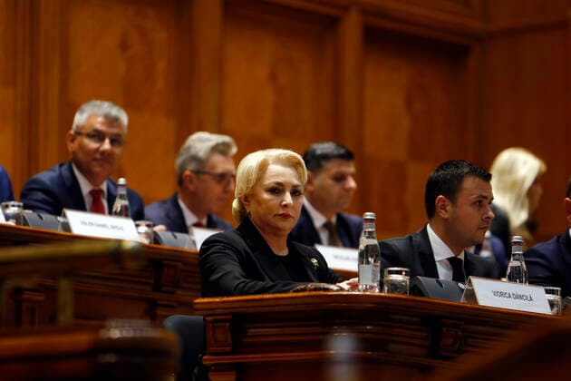 Bilder des Jahres 2019, News 10 Oktober News Themen der Woche KW41 News Bilder des Tages (191010) -- BUCHAREST, Oct. 10, 2019 (Xinhua) -- Romania s Prime Minister Viorica Dancila (front L) attends a no-confidence vote against her government in Bucharest, capital of Romania, Oct. 10, 2019. The Romanian Social Democratic government collapsed on Thursday, losing a censure motion initiated by main opposition National Liberal Party and supported by almost all the other parties in the parliament. The motion of no confidence garnered 238 votes in favor, five votes more than the required minimum of 233 votes, or 50 percent plus one in the 465-seat bicameral parliament. Thus the cabinet led by Social Democrat leader Viorica Dancila became the fourth government impeached in Romania in the last 30 years. (Photo by Cristian Cristel Xinhua) ROMANIA-BUCHAREST-PARLIAMENT 