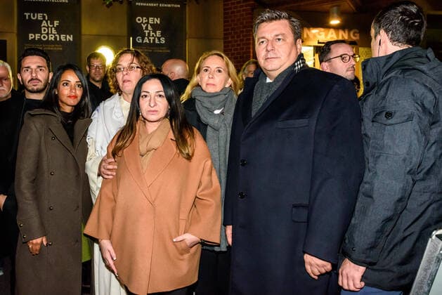 Staatssekretärin Sawsan Chebli, Rabbinerin Gesa Ederberg, Senatorin Dilek Kalayci, Polizeipräsidentin Dr. Barbara Slowik und Berlins Innensenator Andreas Geisel bei der Mahnwache vor der Neuen Synagoge in Berlin nach dem Anschlag auf die Synagoge in Halle (Saale) bei der zwei Menschen getötet wurden. snapshot-photography F.Boillot *** State Secretary Sawsan Chebli, Rabbi Gesa Ederberg, Senator Dilek Kalayci, Police President Dr Barbara Slowik and Berlins Interior Senator Andreas Geisel at the vigil in front of the New Synagogue in Berlin after the attack on the synagogue in Halle Saale where two people were killed snapshot photography F Boillot