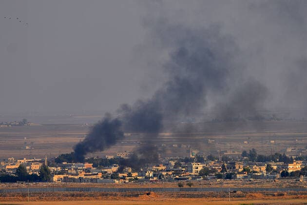 Bilder des Jahres 2019, News 10 Oktober News Themen der Woche KW41 (191010) -- ANKARA, Oct. 10, 2019 (Xinhua) -- Photo taken from southern Turkish border town of Ceylanpinar on Oct. 10, 2019 shows smoke rising from the northern Syrian city of Ras al-Ain during an attack launched by Turkish army. Turkish airstrikes and howitzers have hit 181 targets in northern Syria as part of Operation Peace Spring, said Turkish Defense Ministry on Thursday. Turkish troops have entered 7 km deep into the border town of Tal Abyad in Syria, but the move is slower in the city of Ras al-Ain because of intense fire from the Syrian Kurdish People s Protection Units (YPG). (Photo by Mustafa Kaya Xinhua) TURKEY-SYRIA-BORDER-ATTACK 