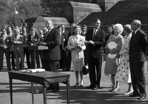 Deutschland, Koblenz, 30.05.1989 Archiv-Nr.: 06-69-10 Besuch des amerikanischen Präsidenten Foto: v.l.n.r.: Helmut Kohl, Hannelore Kohl, George H. W. Bush und Barbara Bush, in Koblenz Besuch des amerikanischen Präsidenten *** Germany, Koblenz, 30 05 1989 Archive No 06 69 10 Visit of the American President Photo from left to right Helmut Kohl, Hannelore Kohl, George H W Bush and Barbara Bush, in Koblenz Visit of the American President