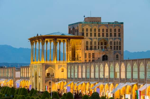  Beleuchteter Ali Qapu Palast in der Abenddämmerung, Maydam-e Iman Platz, Esfahan, Iran *** Illuminated Ali Qapu Palace at dusk, Maydam e Iman Square, Esfahan, Iran Copyright: imageBROKER/GTW ibxgab05044247.jpg
