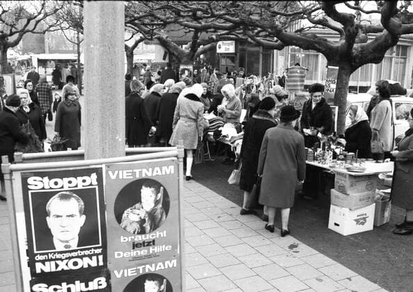 Frauen fuer Frieden in Vietnam 1972 DEU, Deutschland, Rheinhausen: Mit einem Basar demonstrierten Frauen, Anhaenger der Friedensbewegung in Rheinhausen, ihre Solidaritaet mit Vietnam am 02.12.1972 in Rheinhausen. DEU, Germany, Rheinhausen: Women, supporters of the peace movement in Rheinhausen, demonstrated their solidarity with Vietnam in a bazaar on 02.12.1972 in Rheinhausen. NRW