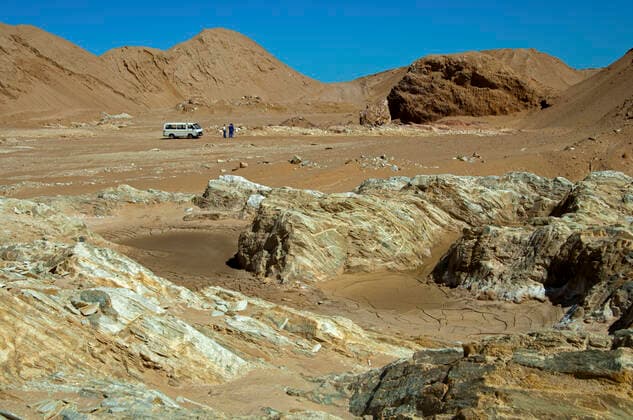 IMAGO Nature: Unsere Erde, Ressourcen, Diamanten Mini-bus as comparision of size in a depleted diamond deposit, De Beers Namaqualand Mines, Kleinzee, Namaqualand, South Africa 61665_09_rm_za_96323_u