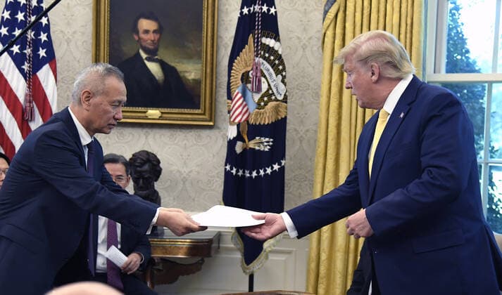 Bilder des Jahres 2019, News 10 Oktober News Themen der Woche KW41 News Bilder des Tages President Donald Trump (R) receives a letter from Chinese President Xi Jinping delivered by Vice Premier Liu He (L) in the Oval Office of the White House, Friday, October 11, 2019, Washington, DC. Trump announced phased-in trade agreements with China, including increased agricultural exports and greater access for American financial service companies in China.  WAP20191011508 MIKExTHEILER