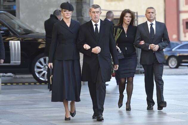News Bilder des Tages Czech Prime Minister Andrej Babis, second from left, and his wife Monika Babisova, left, attend a mourning ceremony to Czech pop singer Karel Gott in St Vitus Cathedral at the Prague Castle, the seat of Czech kings and presidents, Prague, Czech Republic, October 12, 2019. A religious service will be accompanied by speeches and performances of selected singers. The public can watch it on large-scale screens on the Third Courtyard or on Hradcany square outside the Castle. Karel Gott died at 80 on October 1, 2019, before midnight at home in his family circle. Gott was at the top of music for some 60 years. He released almost 300 LPs and sold tens of millions of records. (CTKxPhoto MichaelaxRihova) CTKPhotoP201910120224301  _MIR1299