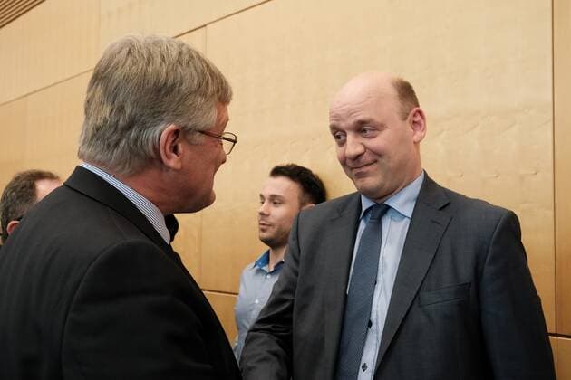 12.10.2019 xkhx Neuhof bei Fulda, Alternative für Deutschland AfD-Landesparteitag Hessen 2019 Wahl der Sprecher Der 52-jährige Robert Lambrou, der auch AfD-Fraktionsvorsitzender im hessischen Landtag ist, bekam 58,7 Prozent der abgegebenen Delegiertenstimmen Bild zeigt: AfD-Chef Meuthen gratuliert AFD-Landessprecher Robert Lambrou *** 12 10 2019 xkhx Neuhof near Fulda, alternative for Germany AfD state party conference Hessen 2019 Election of spokespersons 52-year-old Robert Lambrou, who is also AfD faction leader in the Hessian state parliament, received 58.7 percent of delegate votes Picture shows AfD chief Meuthen congratulates AFD state spokesperson Robert Lambrou HK