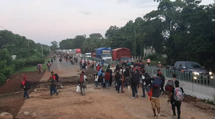 Bilder des Jahres 2019, News 10 Oktober News Themen der Woche KW41 News Bilder des Tages A new caravan with about two thousand migrants among Cubans, Haitians, Africans and Central Americans is on its way to the north from Miguel Hidalgo central park, in the city of Tapachula, in the state of Chiapas, Mexico, 12 October 2019. This new exodus began around 4:40 in the morning with hundreds of migrants who have been stranded for six months near the border between Mexico and Guatemala, awaiting documents that allow them to transit through Mexican territory. About two thousand migrants begin their march north through Mexican territory !ACHTUNG: NUR REDAKTIONELLE NUTZUNG!  Copyright: xJuanxManuelxBlancox AME8726 20191012-637065002265619840