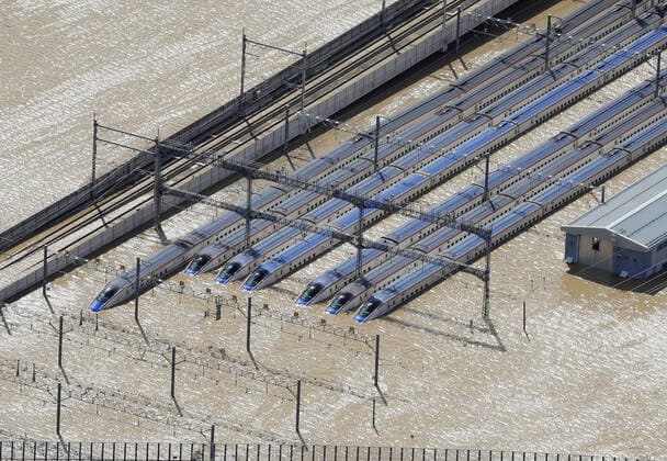 Bilder des Jahres 2019, News 10 Oktober News Themen der Woche KW41 Powerful Typhoon in Japan Photo taken from a Kyodo News helicopter on Oct. 13, 2019, shows shinkansen bullet trains submerged at their base in Akanuma, Nagano Prefecture, central Japan, after the the Chikuma River overflowed due to Typhoon Hagibis. 