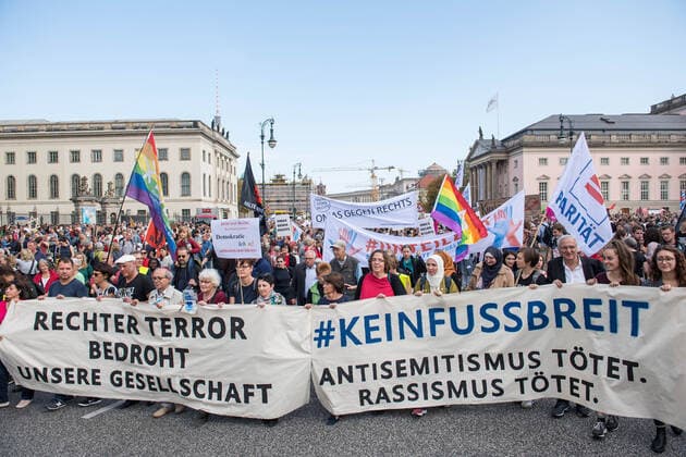 Bilder des Jahres 2019, News 10 Oktober News Themen der Woche KW41 Nach dem rechtsextremen Terroranschlag mit zwei Toten in Halle an der Saale gedachten am Sonntag (13.10.19) etwa 7.000 Menschen mit einer Demonstration in Berlin der Opfer. Der Anschlag auf die Synagoge in Halle am vergangenen Mittwoch mache fassungslos und wuetend hiess im Aufruf des Buendnisses unteilbar . Der Angriff auf die juedische Gemeinde der Stadt in Sachsen-Anhalt sei ein Angriff auf die gesamte Gesellschaft. Die Demonstration fuehrte zur Neuen Synagoge in Berlin-Mitte. (Siehe epd-Meldung vom 13.10.19) Demonstration in Berlin zum Gedenken an Opfer von Halle *** After the extreme right-wing terrorist attack with two dead in Halle an der Saale on Sunday 13 10 19 about 7 000 people commemorated the victims with a demonstration in Berlin The attack on the synagogue in Halle last Wednesday made the victims bewildered and angry, ac Copyright: epd-bild ChristianxDitsch EDITORIAL USE ONLY