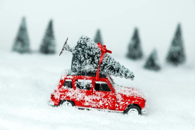 Rotes Auto mit Weihnachtsbaum in einer Schneelandschaft (Modellbau) *** Red car with Christmas tree in a snowy landscape model building
