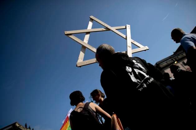 unteilbar Demo against anti-Semitism DEU, Deutschland, Germany, Berlin, 13.10.2019 Demonstrant mit Schild Davidstern auf der Demonstration von unteilbar, unter dem Motto unteilbar Rechter Terror bedroht Unsere Gesellschaft Kein Fussbreit Antisemitismus Toetet, Solidaritaet statt Ausgrenzung, Fuer Eine Offene und Freie Gesellschaft in Berlin. Die Demo war von einem grossen Buendnis von Parteien, Organisationen und Initiativen nach dem antisemitischen Attentat in Halle und auch aufgrund des Erstarken von rechten Tendenzen und Parteien organisiert worden. Protestler with Poster david star participate in the Unteilbar, indivisable, unteilbar march against antisemitism and racism and for an open society under the slogan unteilbar Solidaritaet statt Ausgrenzung on October 13, 2019 in Berlin, Germany. Organized by the Unteilbar solidarity