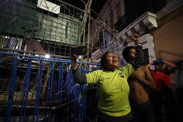 News Themen der Woche KW41 News Bilder des Tages Protesters celebrate the agreement reached between the government and indigenous peoples that ends the protests in the country; in Quito, Ecuador, 13 October 2019. The government and the indigenous Ecuadorians reached an agreement through which decree 883 will be repealed. The decree eliminated a popular 40-year-old fuel subsidy and caused the current wave of protests in Ecuador. The wave of protests in Ecuador, led by the indigenous movement with the support of other social organizations, began on 03 October when an executive decree came into effect that eliminated the subsidy on the price of gasoline, one of the measures established in an agreement loan worth 4.2 billion US dollar with the (International Monetary Fund) IMF. Government and indigenous people reach agreement that ends protests in Ecuador !ACHTUNG: NUR REDAKTIONELLE NUTZUN  Copyright: xJOSÉxJÁCOMEx AME9555 20191014-637066332290240265