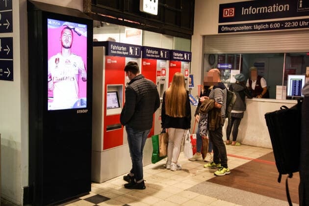 fahrgäste am fahrkartenautomaten im bahnhof zoo fahrgäste am fahrkartenautomaten im bahnhof zoo