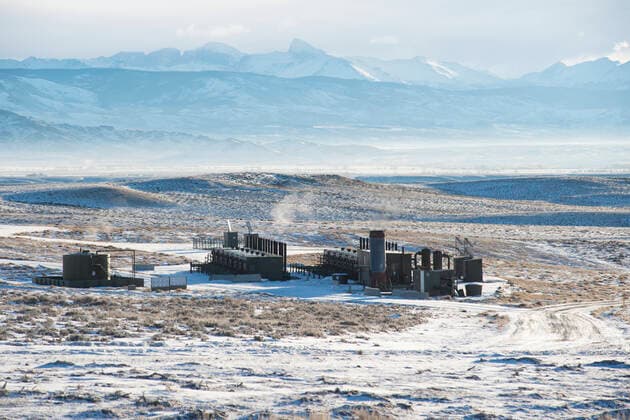 IMAGO Nature: Unsere Erde, Umweltverträgliche Herausforderungen des 21. Jahrhunderts, Fracking Fracking infrastructure on the Pinedale Mesa Anticline. Sublette County, Wyoming, USA, January 2013.  1523746 GerritxVyn