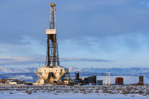 IMAGO Nature: Unsere Erde, Umweltverträgliche Herausforderungen des 21. Jahrhunderts, Fracking Fracking infrastructure on the Pinedale Mesa Anticline. Sublette County, Wyoming, USA, March 2014.  1523801 GerritxVyn
