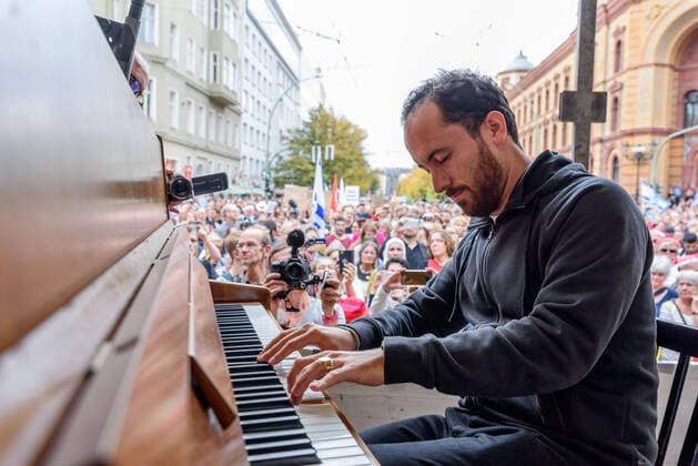 Pianist Igor Levit bei der Demonstration gegen Antisemitismus und rechten Terror nach dem rechtsterroristische Anschlag auf eine Synagoge in Halle. Aufgerufen dazu hatten das Büdniss unteilbar und das Jüdischen Forum für Demokratie und gegen Antisemitismus. snapshot-photography F.Boillot