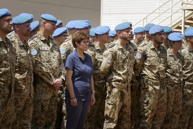 Annegret Kramp-Karrenbauer, Bundesverteidigungsministerin und Parteivorsitzende der CDU, besucht das deutsche Kontingent in der UN-Mission MINUSMA in Gao im Norden Malis. Hier bei einer Gedenkandacht fuer die im MINUSMA-Einsatz ums Leben gekommenen deutschen und niederlaendischen Soldaten . Gao, 08.10.2019. Gao Mali